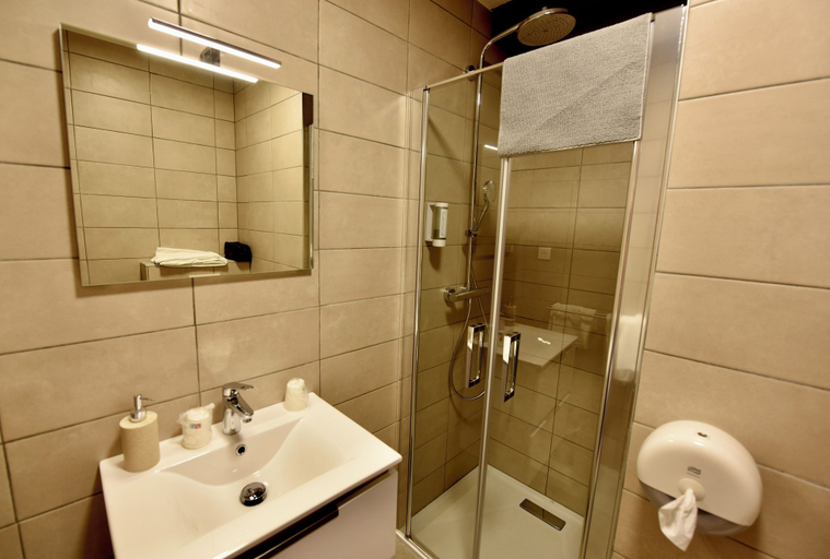 Bathroom 4, Le Relais du Château, Yonne