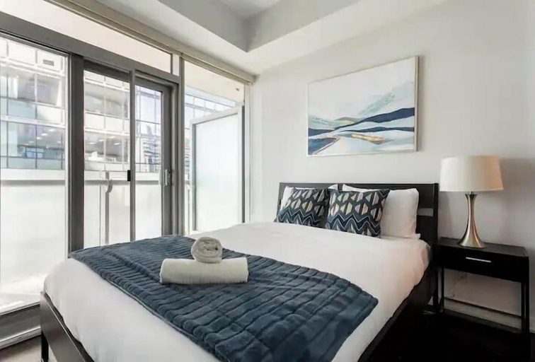 Bedroom 2, Elegant Suites - CN Tower & Lake View, Toronto