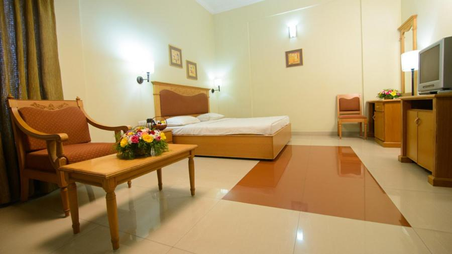 Bedroom 2, CLUB 7 HOTEL , Pathanamthitta