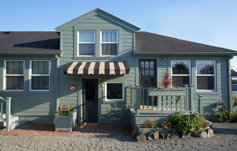 Exterior & Views