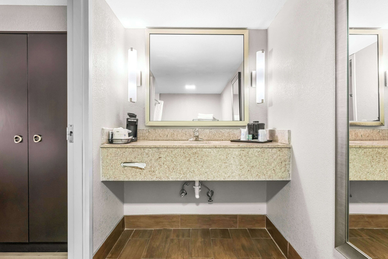 Bathroom 4, Best Western Executive Suites, Lowndes