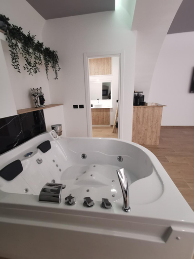 Hot tub 3, Catania Station Luxury Suite, Catania
