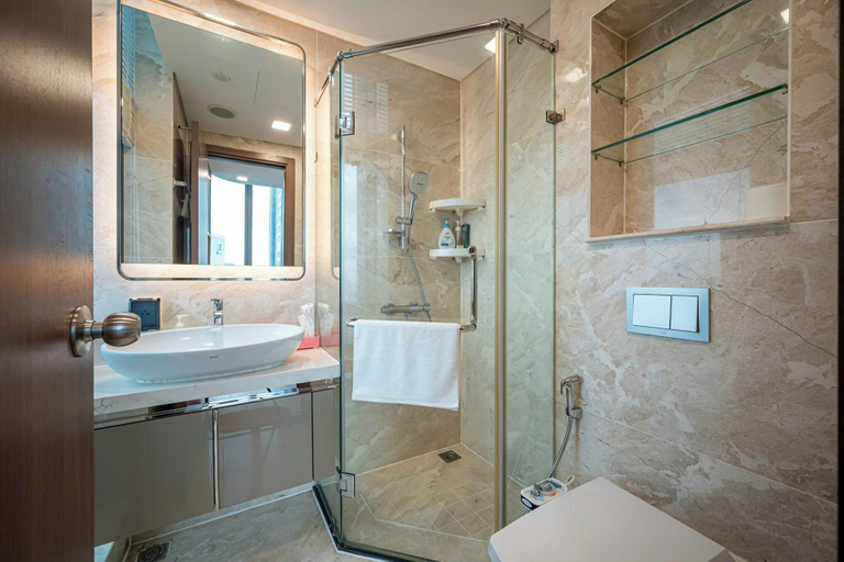 Bathroom 4, Anxiety, District 3