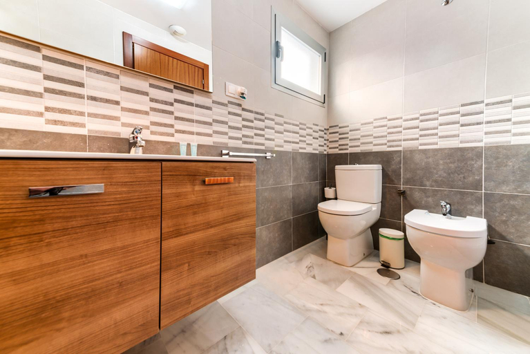 Bathroom 2, Holidays2Malaga Salitre cerca Estacion AVE & Fibra Wifi, Málaga