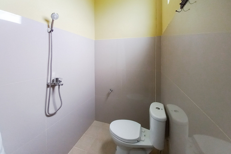 Bathroom 3, FARAH Homestay Syariah Mitra RedDoorz, Pekanbaru