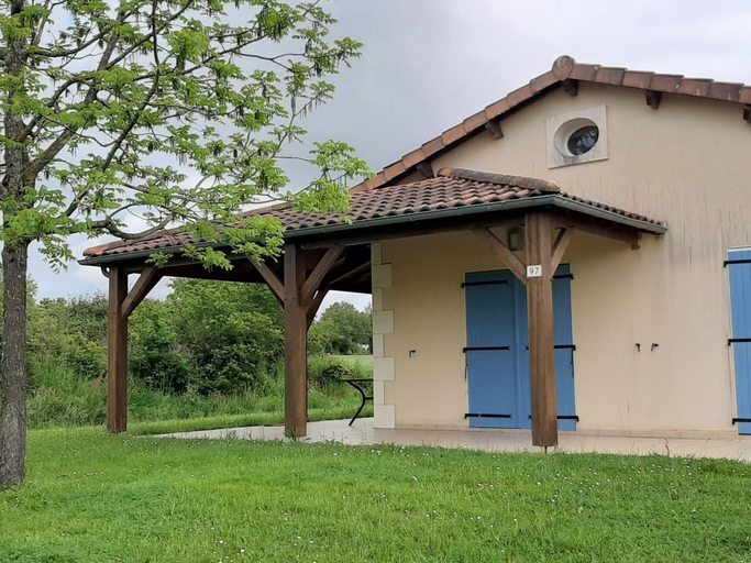 Exterior & Views 2, Villa in Les Forges With Golf & Pool Access, Deux-Sèvres