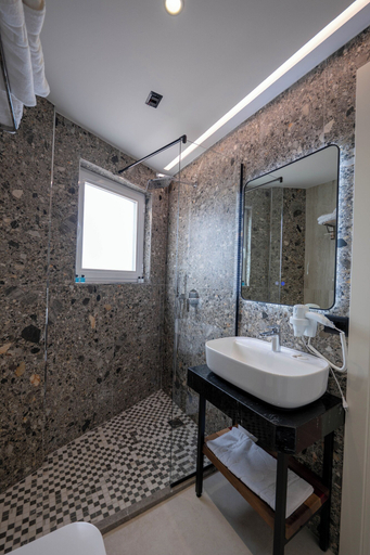 Bathroom 5, Hotel Dior, Krujës