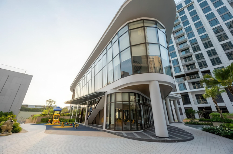 Exterior & Views
