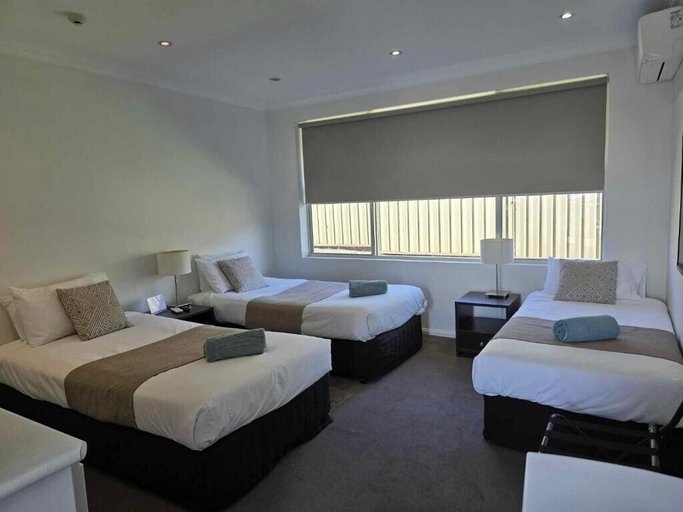 Bedroom 2, Merivale Motel, Tumut
