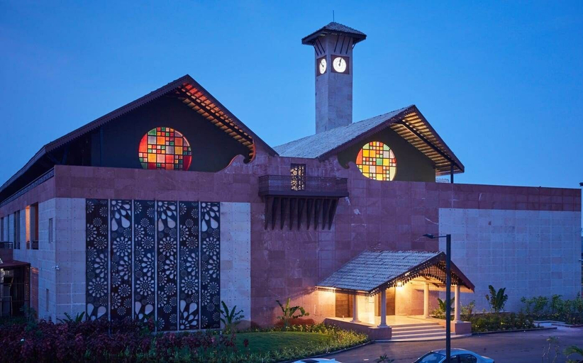Exterior & Views