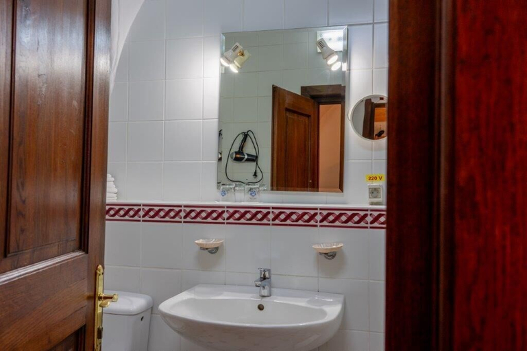 Bathroom 3, Casa cu Cerb, Sighisoara