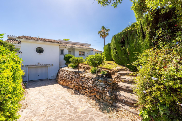 Exterior & Views, Villa Cabopino - Golfside Villa with Spectacular Ocean Views, Málaga