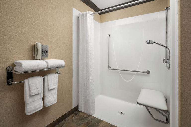 Bathroom 3, Pomeroy Hotel and Conference Centre Fort St. John, Peace River
