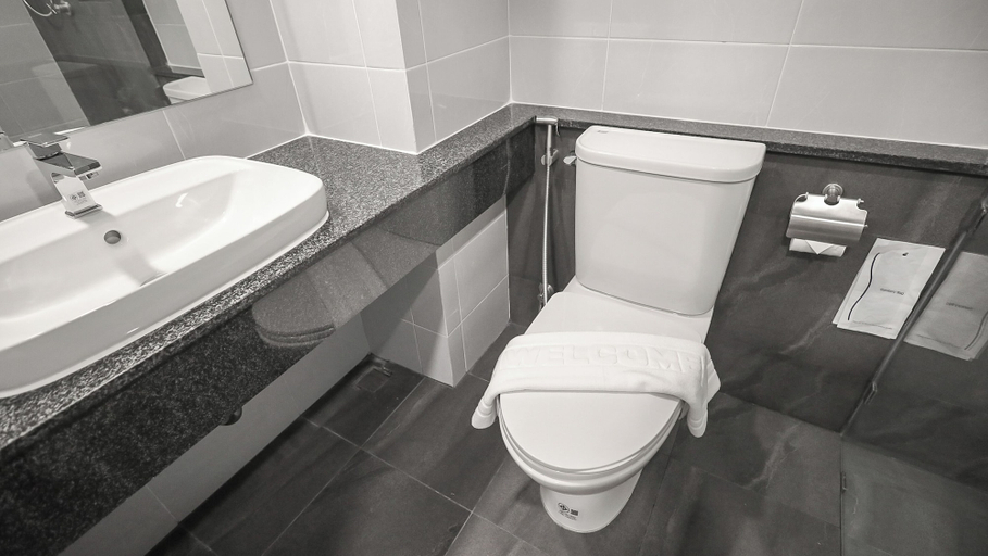 Bathroom 4, B2 Ubon Airport Premier Hotel, Muang Ubon Ratchatani