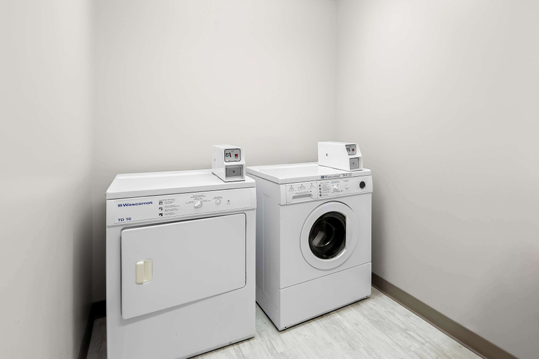 Bathroom 5, SureStay Plus Hotel by Best Western Hardisty, Division No. 7