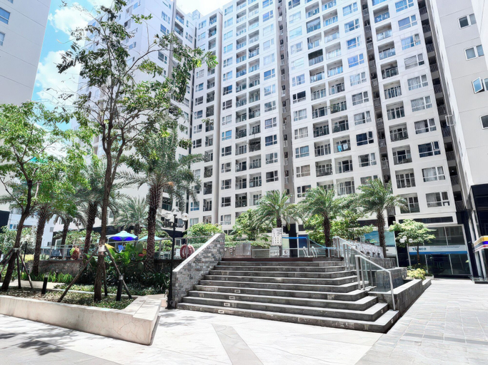 Exterior & Views 25