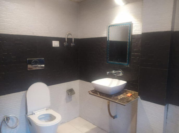 Bathroom 2, Him Taj by StayApart, Kullu