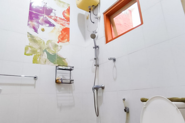 Bathroom 4, RedDoorz Syariah @ Chilla Guest House Padang, Padang