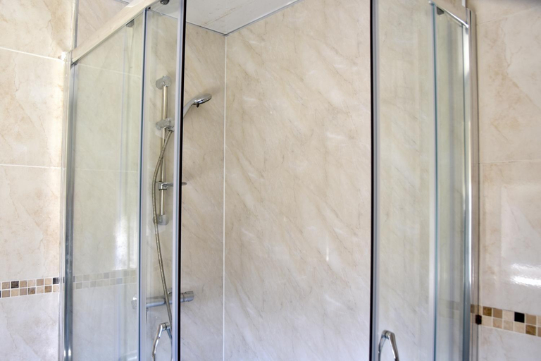Bathroom 4, Lindrick Villa 3 BD Bunglow - free parking, Leicester