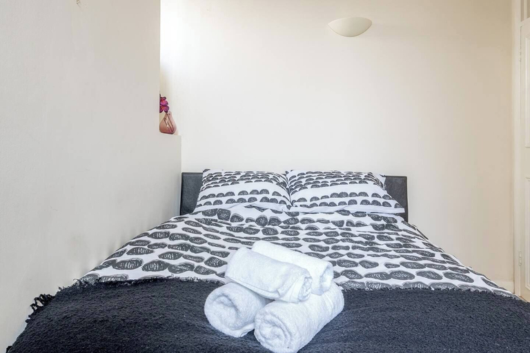 Bedroom 3, JOIVY Charming 1 Bed Flat, Sleeps 4, London