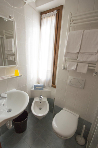 Bathroom 4, Meuble Albergo Dante, Sondrio