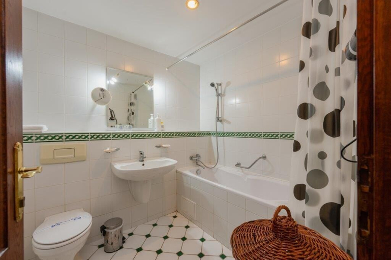 Bathroom 3, Casa cu Cerb, Sighisoara