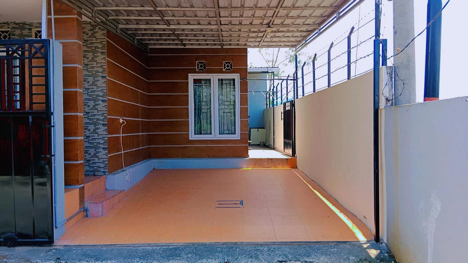 Exterior & Views 3, Villa Metro Regency, Malang