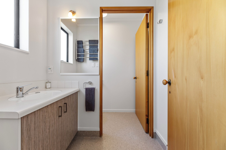 Bathroom 5, Knightsbridge Court Motor Lodge, Marlborough