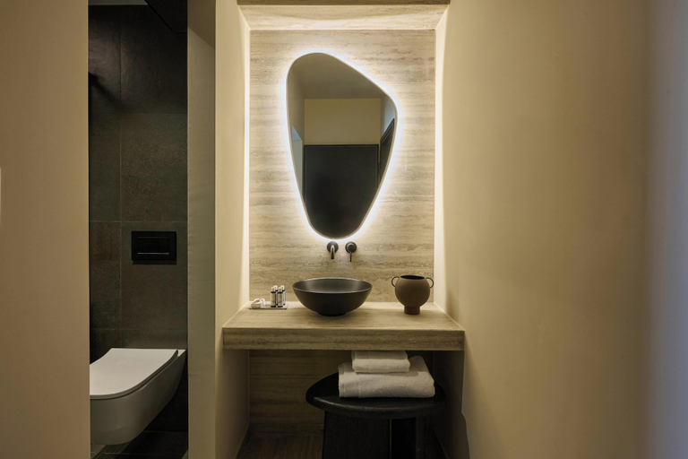 Bathroom 5, Finders Top Floor Apartments, Attica