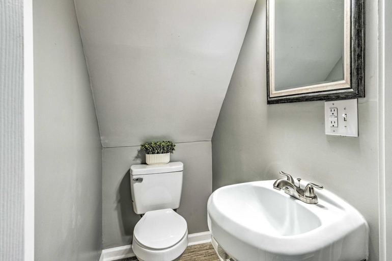 Bathroom, Pet-Friendly Indianapolis Townhome w/ Yard!, Marion