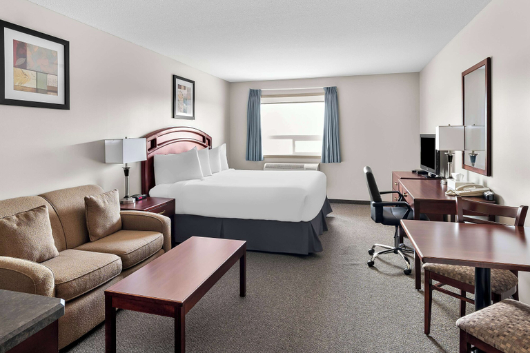 Bedroom 4, SureStay Plus Hotel by Best Western Hardisty, Division No. 7