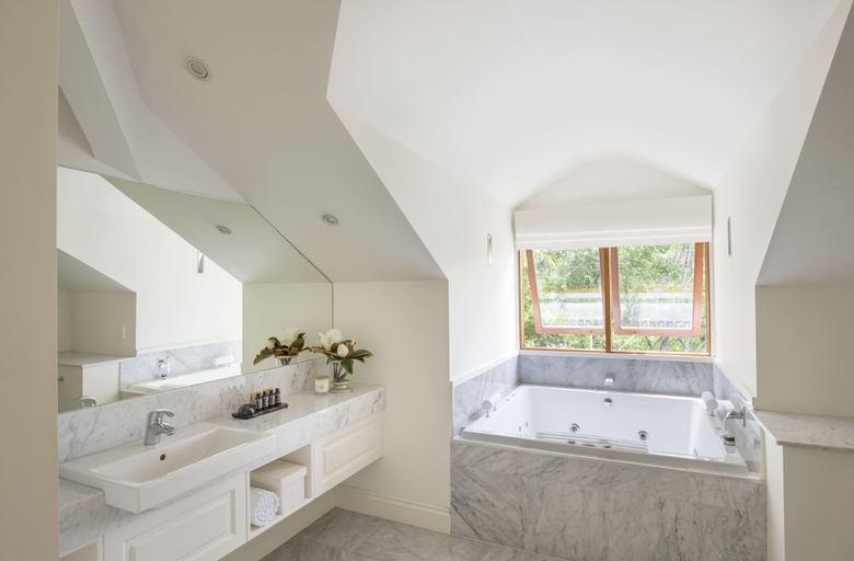 Bathroom 16