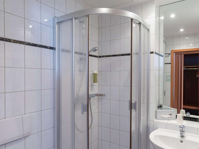 Bathroom 4, B&B HOTEL Gotha-HBF, Gotha