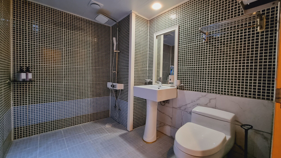 Bathroom 4, Tirol Motel, Dong