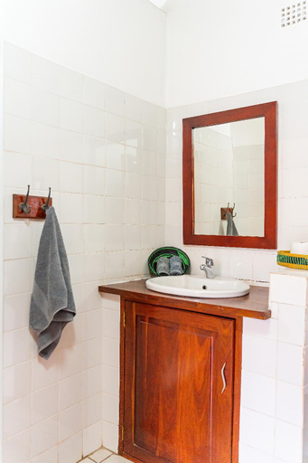 Bathroom 4, The Little Outlook, Hwange