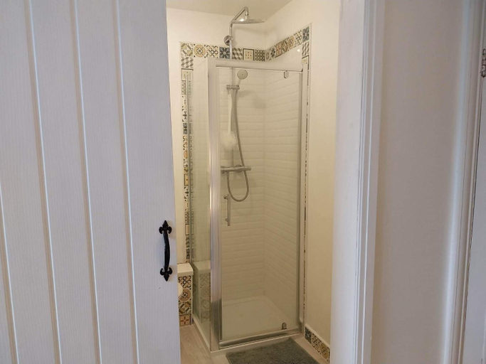 Bathroom 3, JESMOND House B&B room 4, Kingston upon Hull