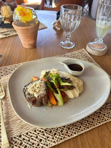 Food & Drinks 15