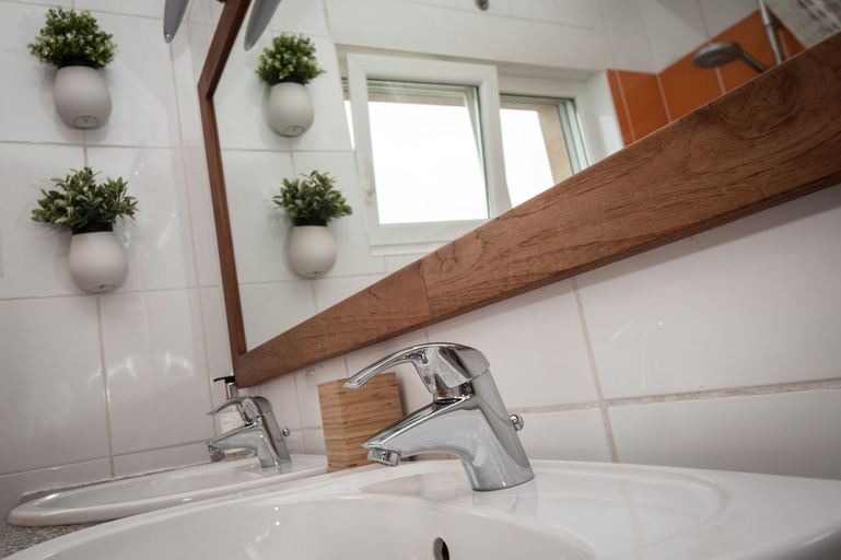 Bathroom 3, La Villa Mellifera, Marne