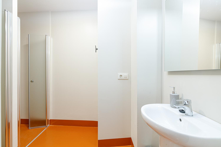 Bathroom 2, Turoqua Hostel, Pontevedra