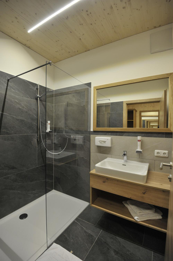 Bathroom 3, Das Dorfhotel Engl-grafinger, Gmunden