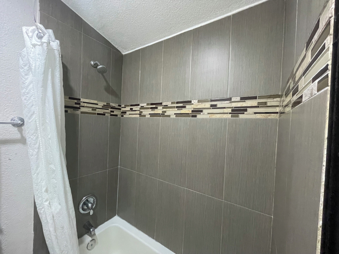 Bathroom 3, Escondido Lodge, San Diego