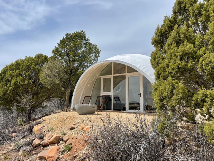 Canyon Rim Domes - A Luxury Glamping Experience!!, San Juan