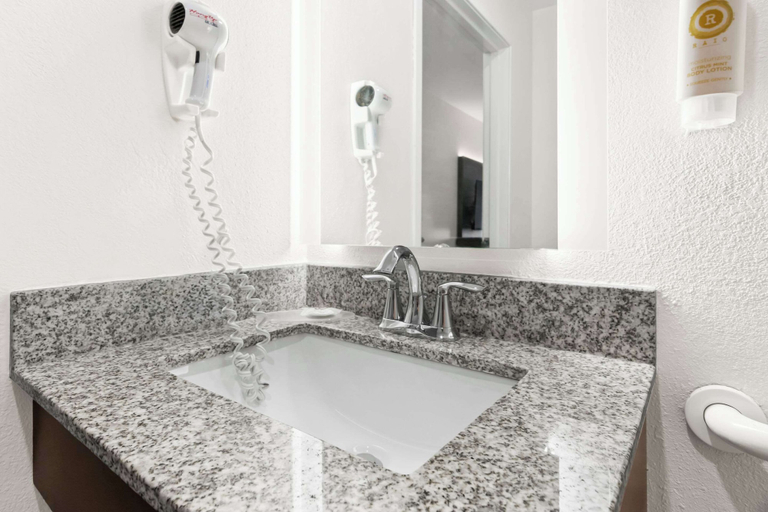 Bathroom 4, Comfort Inn Schereville, Lake