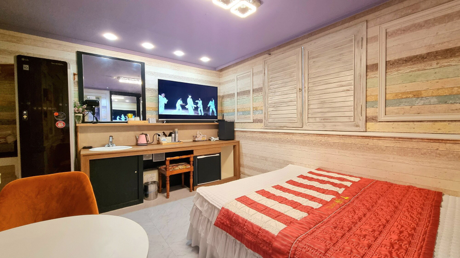 Bedroom 3, Tirol Motel, Dong