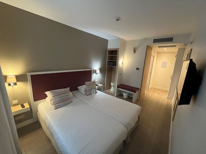 Bedroom 3, Kyriad Paris 18 - Porte de Clignancourt - Montmartre, Paris