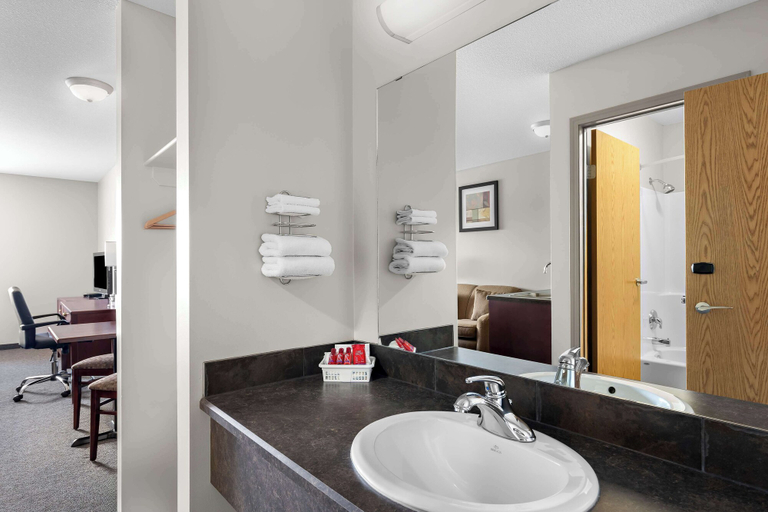 Bathroom 5, SureStay Plus Hotel by Best Western Hardisty, Division No. 7