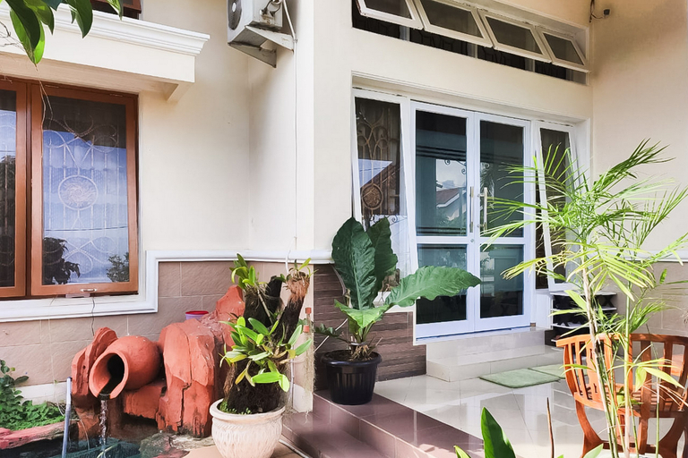 Exterior & Views 2, RedDoorz Syariah @ Chilla Guest House Padang, Padang