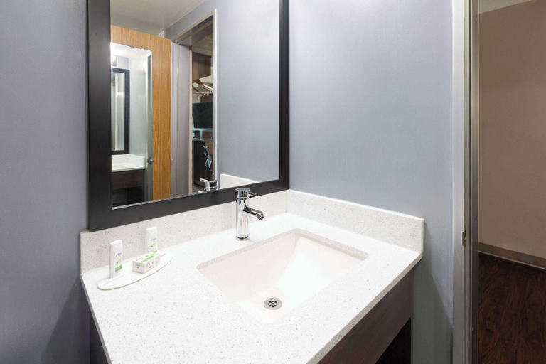 Bathroom 5, Baymont by Wyndham Bay City, Bay