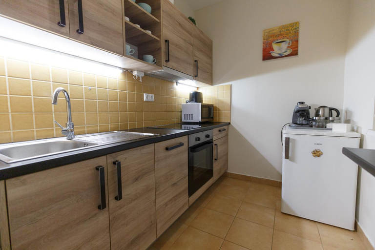 Others 4, Mokka Apartments, Miskolci