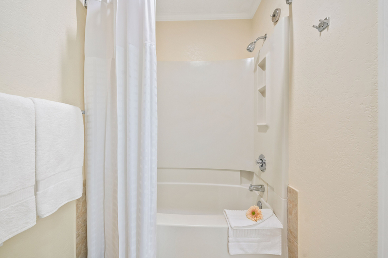 Bathroom 5, Comfort Suites Paradise Island